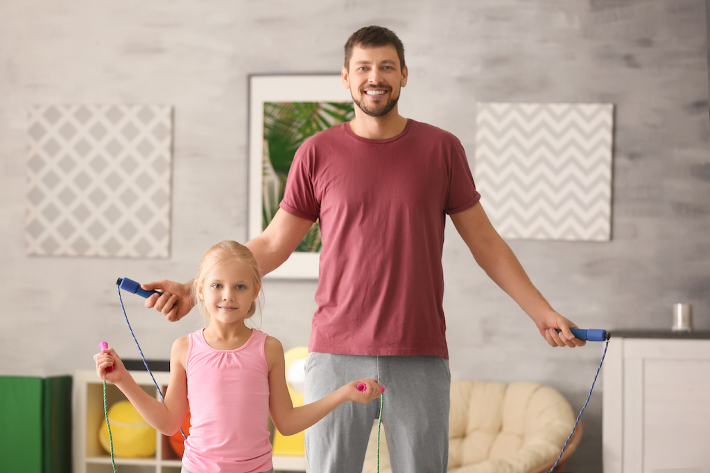 Enfants Faisant De L'activité Physique Avec Le Jeu Twister